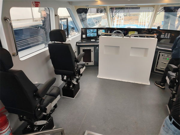 What are Key Adjustability Features in Modern Marine Pilot Chairs